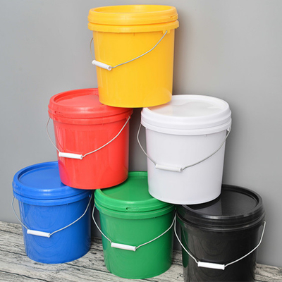 ember plastik tahan lama dengan gagang dan tutup untuk penyimpanan yang nyaman